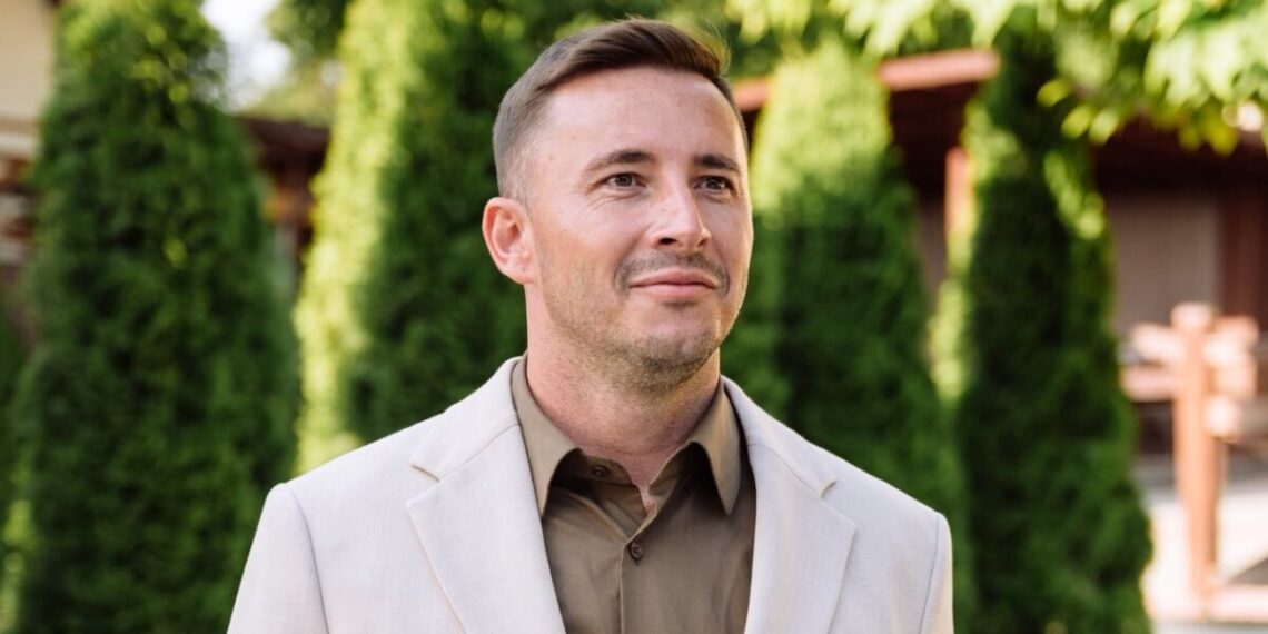 Emilian Crețu transformă plantarea de copaci într-un gest de suflet la Negureni