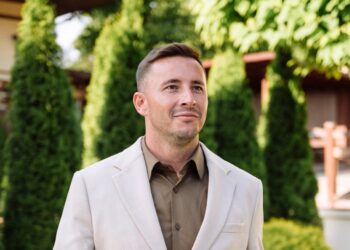 Emilian Crețu transformă plantarea de copaci într-un gest de suflet la Negureni