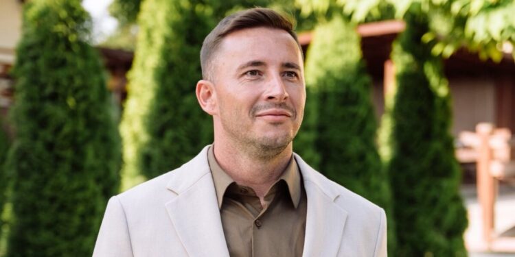 Emilian Crețu transformă plantarea de copaci într-un gest de suflet la Negureni