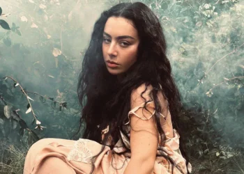 Charli XCX anunță noul album Wuthering Heights și lansează piesa „Chains of Love”