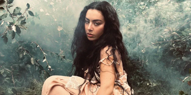 Charli XCX anunță noul album Wuthering Heights și lansează piesa „Chains of Love”