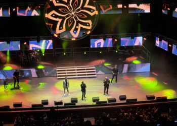 Fanii cântă și dansează alături de 3 Sud Est