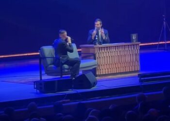 Moment inedit la Chișinău: Emilian Crețu îl provoacă pe Ivan Urgant pe scenă!