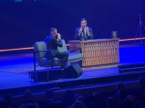 Moment inedit la Chișinău: Emilian Crețu îl provoacă pe Ivan Urgant pe scenă!