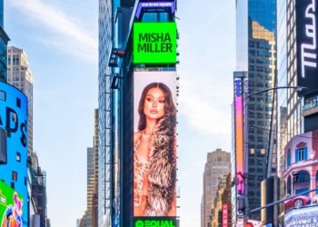 Misha Miller strălucește pe Times Square