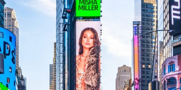 Misha Miller strălucește pe Times Square
