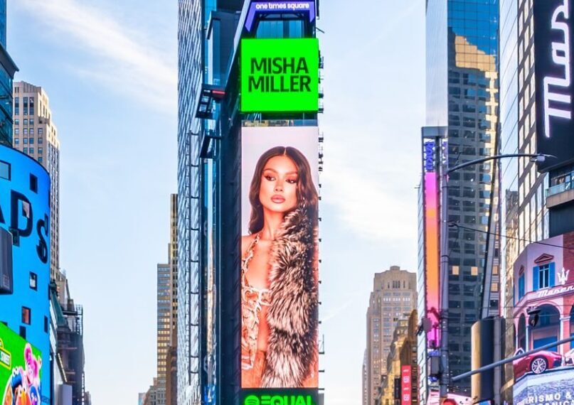 Misha Miller strălucește pe Times Square