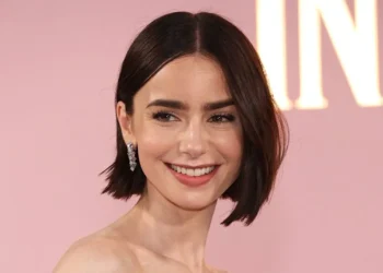 Lily Collins, vedeta numărului de decembrie ELLE: un nou început, între modă, maternitate și reinventare