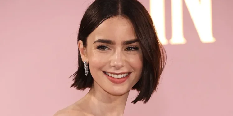 Lily Collins, vedeta numărului de decembrie ELLE: un nou început, între modă, maternitate și reinventare