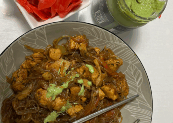 Un nou preparat asiatic câștigă popularitate: noodles de orez cu pui și legume