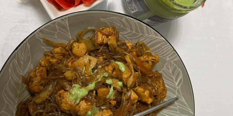 Un nou preparat asiatic câștigă popularitate: noodles de orez cu pui și legume