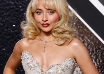 Sabrina Carpenter pregătește un musical modern inspirat din „Alice în Țara Minunilor”