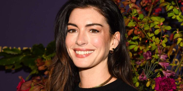 (VIDEO) A fost lansat trailerul filmului „Mother Mary” cu Anne Hathaway și Michaela Coel