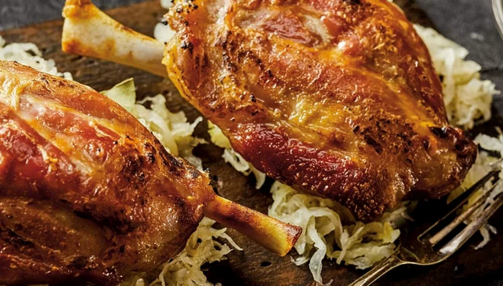 Deliciu tradițional: ciolan de porc cu varză murată