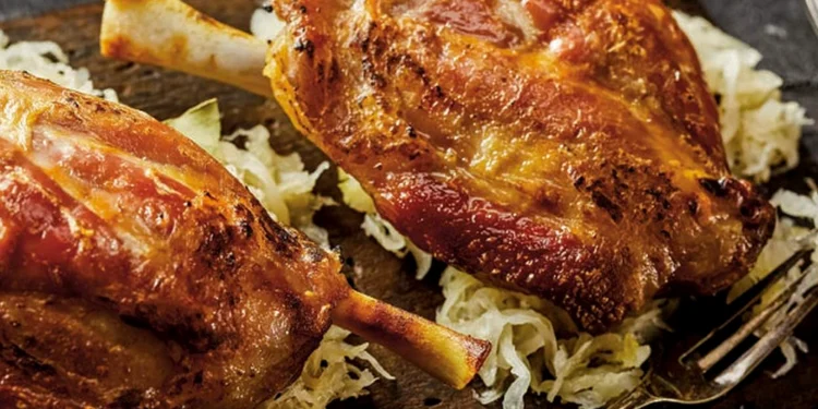 Deliciu tradițional: ciolan de porc cu varză murată