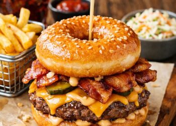 Deliciu nou apărut: Donut Burger – o combinație spectaculoasă de burger și gogoașă