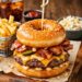 Deliciu nou apărut: Donut Burger – o combinație spectaculoasă de burger și gogoașă