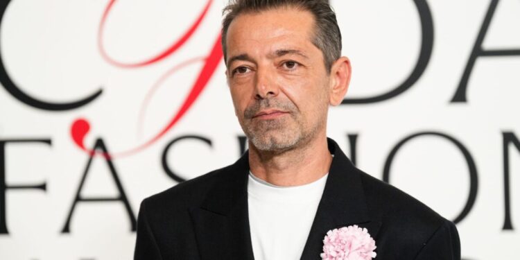 Pieter Mulier este noul director creativ al Versace