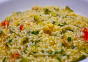 Rețeta zilei: Orez cremos cu legume coapte și parmezan