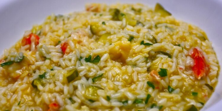 Rețeta zilei: Orez cremos cu legume coapte și parmezan