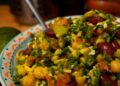 Salată moldovenească cu fasole și năut: rețetă simplă și bogată în nutrienți