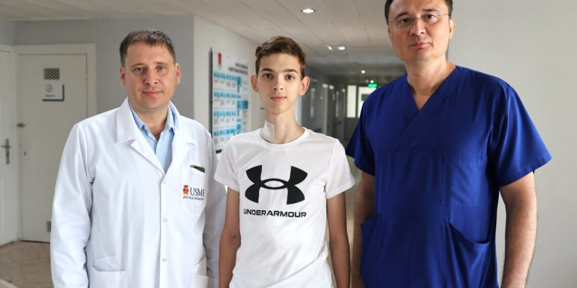 Un adolescent de 15 ani a primit o nouă șansă la viață după un transplant hepatic de la donator viu