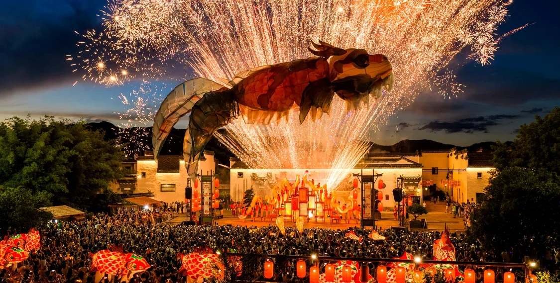 Festival spectaculos în China! „Peștele zburător” de 10 metri a atras mii de turiști