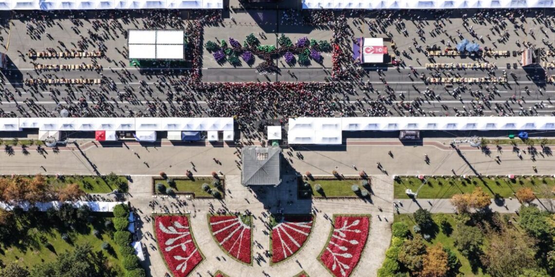 Record Guinness la Chișinău: 493 de oameni au recreat o viță-de-vie
